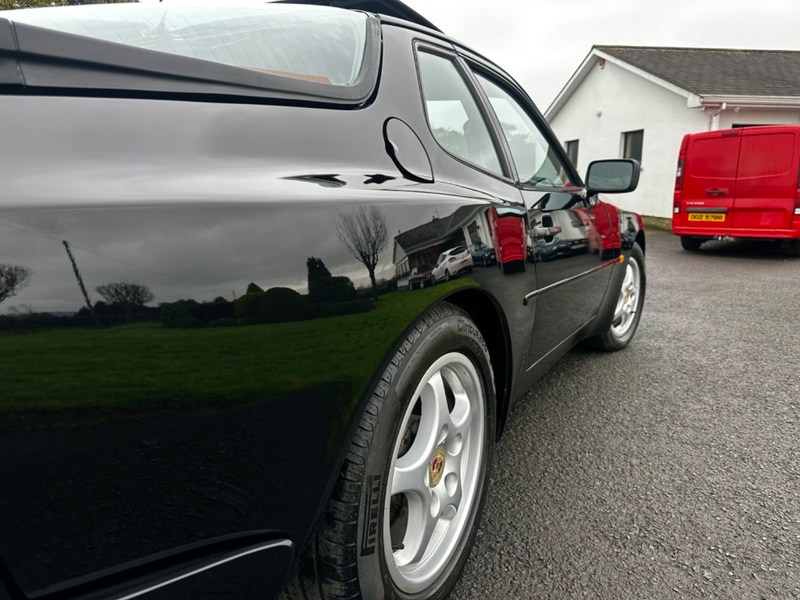 PORSCHE 944