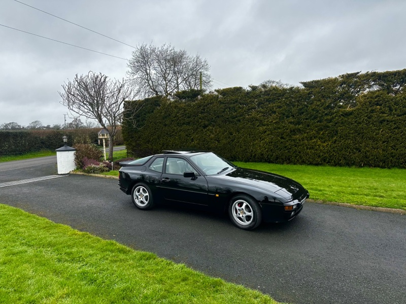 PORSCHE 944