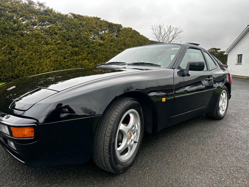 PORSCHE 944