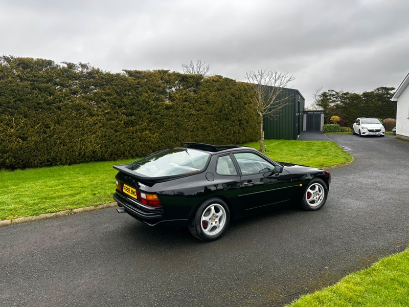 PORSCHE 944
