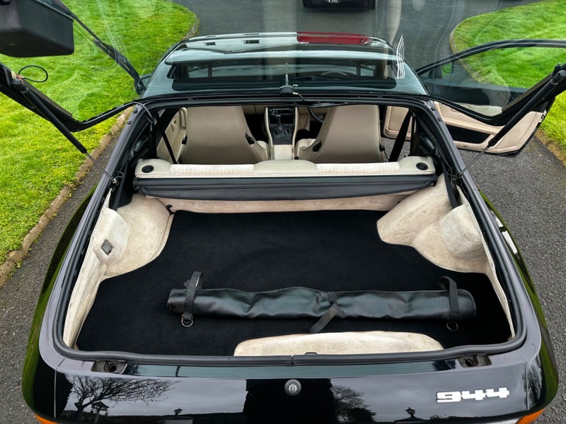 PORSCHE 944
