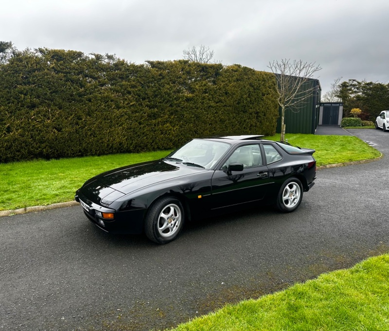 PORSCHE 944